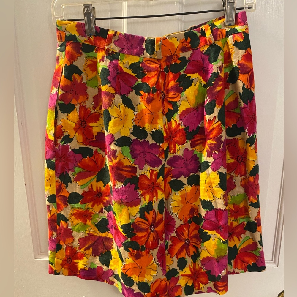 Vintage linen floral shorts. Size 8 but fits like a 4. - Picture 2 of 3